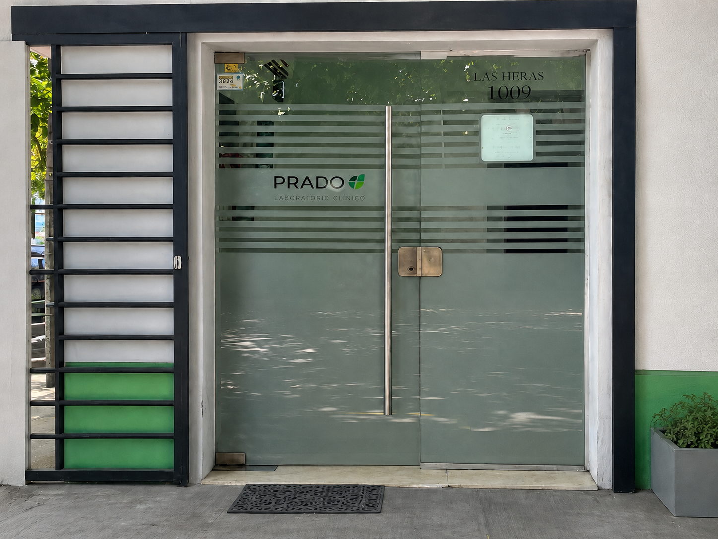 Entrada de Laboratorio Prado sede Las Heras